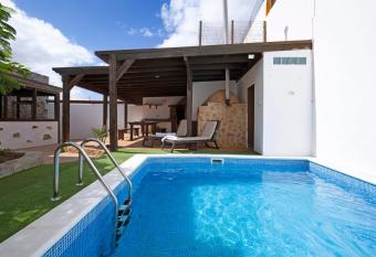 Villa Antonia has Balcony rooms