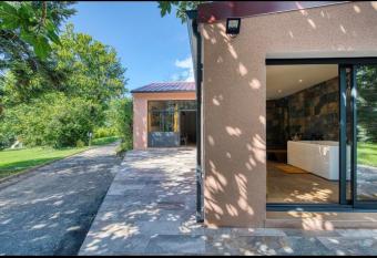 LE LOFT Spa balneo allows 18 year olds to book a room