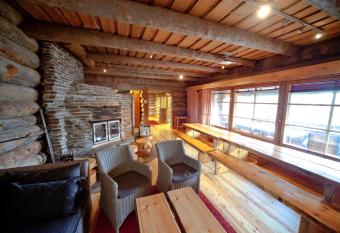 Riihilinna Ski Lodge has rooms with a private hot tub