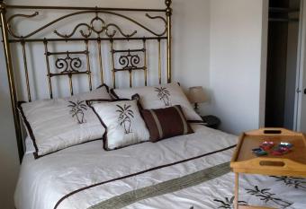 Peaceful home 20 min ferry ride to SF allows 18 year olds to book a room