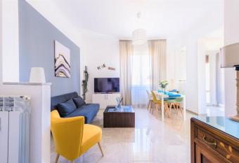 Hostly - ColorHome Pisa Midtown - Unique 3 Rooms with 3 Private Bathrooms has Balcony rooms