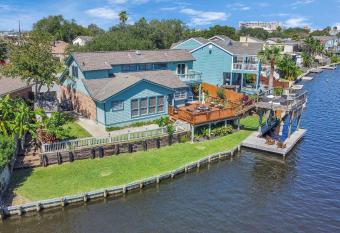 Beauty on the Water! Lake House near the beaches! has Balcony rooms
