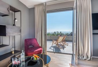 Monardo Hasenberg allows 18 year olds to book a room