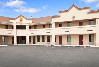 Super 8 by Wyndham Rahway/Newark has Smoking/Balcony rooms