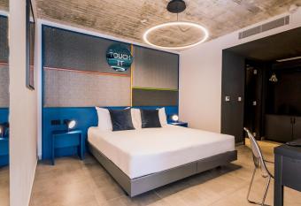 IKYK Hotel- IK Collection has rooms with a private hot tub