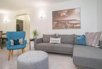 3 bedroom apt just 4 min from the beach has Balcony rooms