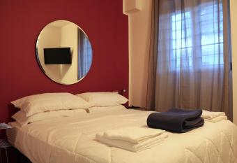 Central Station Milano Room - 4 allows 18 year olds to book a room