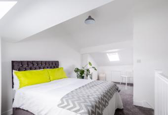 Whole house in centre of Town Ideal for Contractors and Professionals allows 18 year olds to book a room