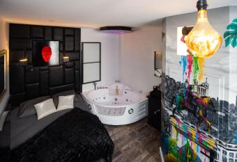 URBAN JUNGLE SPA allows 18 year olds to book a room