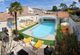 H  tel R  sidence Les Flots has Balcony rooms