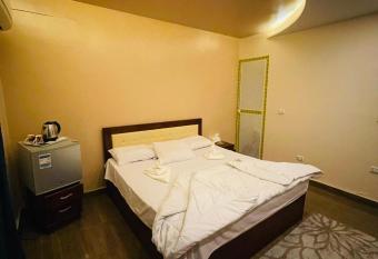 Anubis Pyramids Inn has rooms with a private hot tub