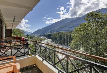 Itsy By Treebo - Chichoga Holiday Inn allows 18 year olds to book a room