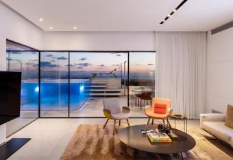 Love in Heaven allows 18 year olds to book a room