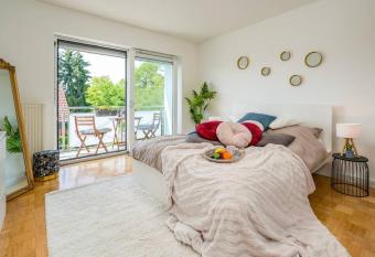 EG Rechts -Wundersch  ne 80m   gro  e 3-Zimmer City Wohnung n  he Salzburg has Balcony rooms