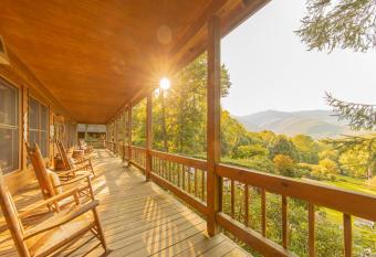 Mount Mitchell Eco Retreat has Balcony rooms
