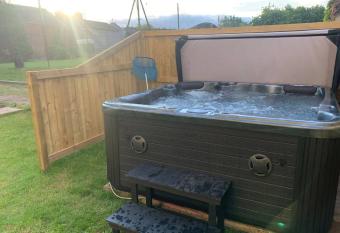 Countryside Annexe, with hottub, sleeps up to 4 has rooms with a private hot tub