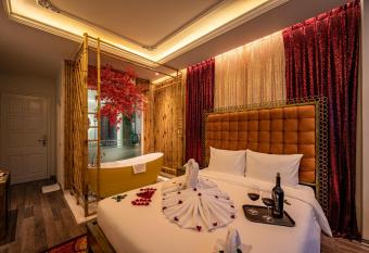 Mai Hotel has rooms with a private hot tub