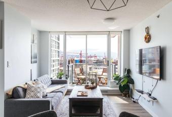 Modern 1 bedroom apartment w/parking at Stadium False Creek has rooms with a private hot tub