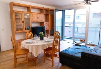 New, quiet flat next to U1, VIC, shopping mall,... has Balcony rooms