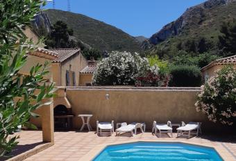 Chambre priv  e avec Piscine allows 18 year olds to book a room