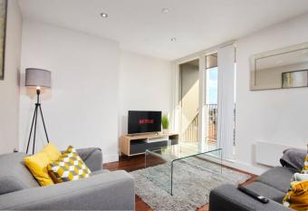 Stunning Apartment - Private Parking - Stadium Views has Balcony rooms