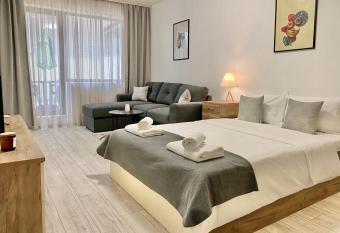 Spacious & Cozy 2 bed Apartment with Work Space & Fast Wi-fi has Balcony rooms