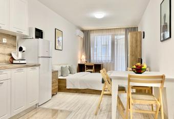 Cozy Studio next to State Opera with Work Space has Balcony rooms