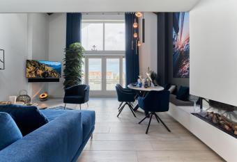 Captains Boathouse allows 18 year olds to book a room