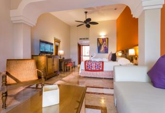 Grand Palladium Colonial Resort & Spa - All Inclusive has rooms with a private hot tub