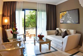 Grand Palladium Kantenah Resort & Spa - All Inclusive has rooms with a private hot tub