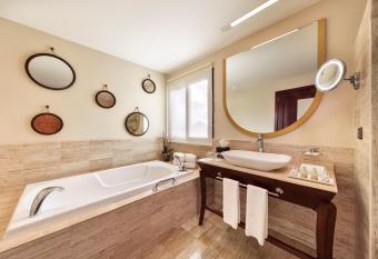 Grand Palladium White Sand Resort & Spa - All Inclusive has rooms with a private hot tub