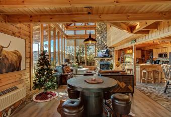 Majestic Luxury 3bed/3.5 Bath with Spectacular Views in Wears Valley! has Balcony rooms