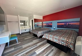 La Casa Motel, Los Angeles - Burbank Airport allows 18 year olds to book a room