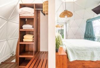 Ubuntu Glamping has Balcony rooms