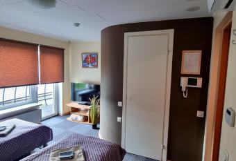 Cinema Hostel J  rvakandi has Balcony rooms