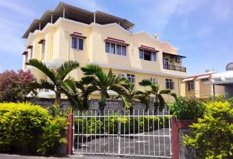 9 bedrooms villa with city view private pool and enclosed garden at Grand Baie has Balcony rooms