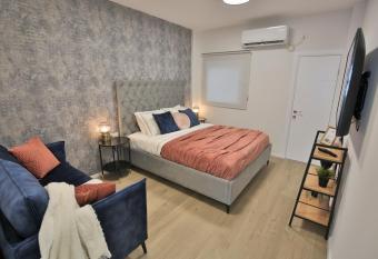 Cozy and stylish 1-bedroom apartment allows 18 year olds to book a room