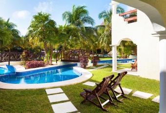 El Dorado Royale A Spa Resort - All Inclusive has rooms with a private hot tub