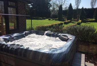 The Fortis House Bournemouth, with Swimming Pool and Hot Tub Jacuzzi has rooms with a private hot tub