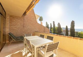 Los Girasoles has Balcony rooms