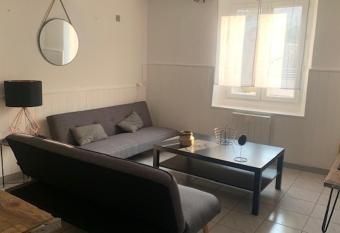 Appartement sur cour, rez de chauss  e has Balcony rooms