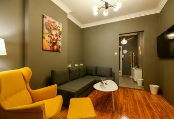 Thessaloniki Center Superior Apartment allows 18 year olds to book a room