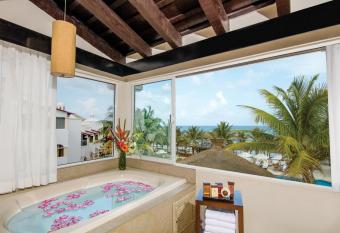 Hidden Beach Resort Au Naturel Adults Only - All Inclusive has rooms with a private hot tub