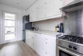 Nice spacious house near Schiphol and citycentre has Balcony rooms