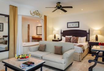 Valentin Imperial Riviera Maya All Inclusive - Adults Only has rooms with a private hot tub