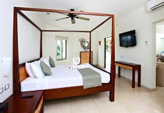 Sandos Caracol Eco Resort All Inclusive has rooms with a private hot tub