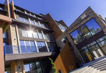 HOTEL ROYAL MOUNTAIN has rooms with a private hot tub