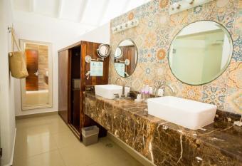 Le Reve by MIJ - Beachfront Hotel has rooms with a private hot tub