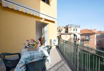 Trilocale Mazzini con 2 balconi has Balcony rooms