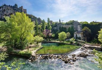 L envo  tement Proven  al, jacuzzi privatif et SPA allows 18 year olds to book a room